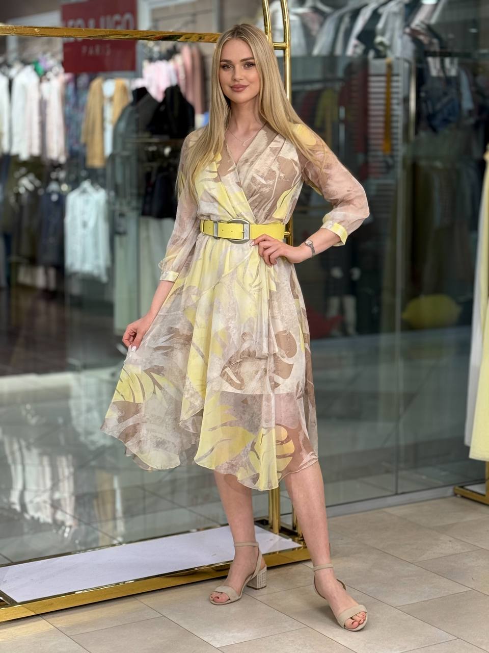 Vestido con volantes y cinturón.
