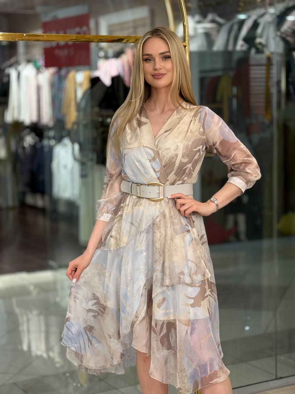 Vestido con volantes y cinturón.