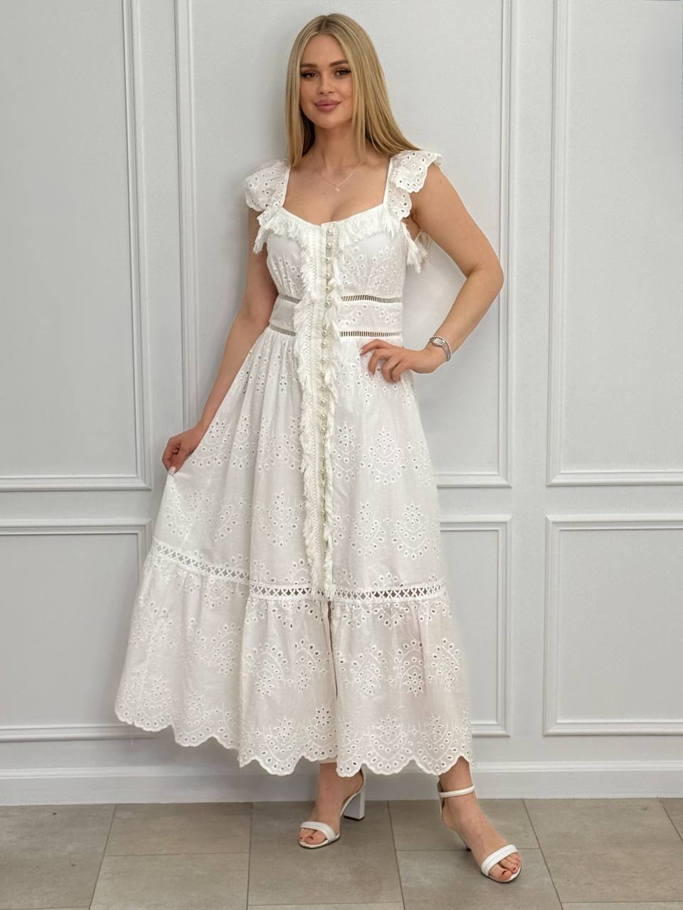 Vestido  con botones de perla.