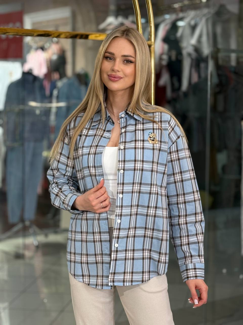 Camisa a cuadros con logo de perro salchicha.