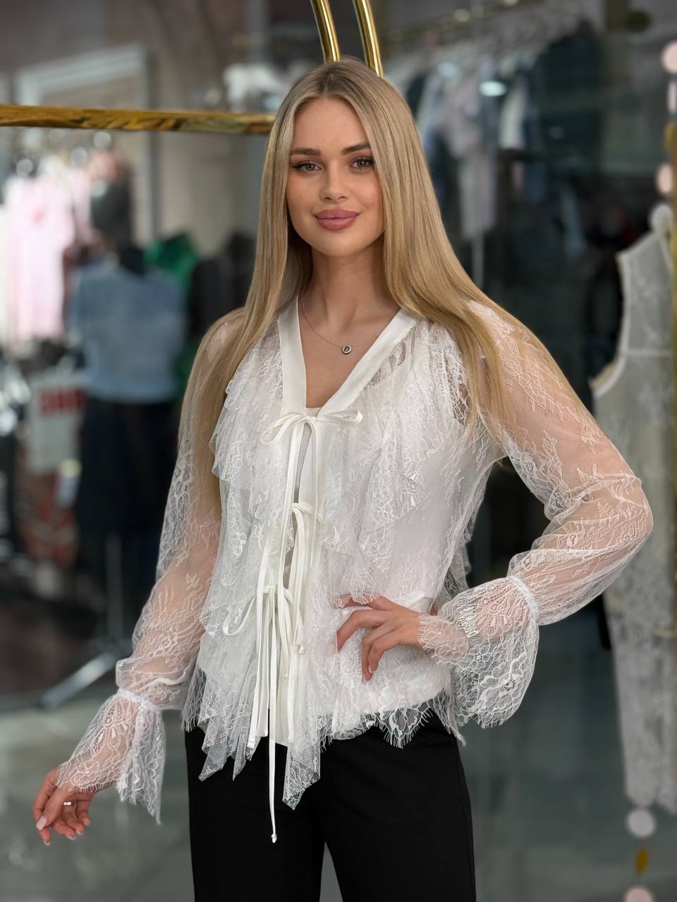 Blusa de encaje con volantes.
