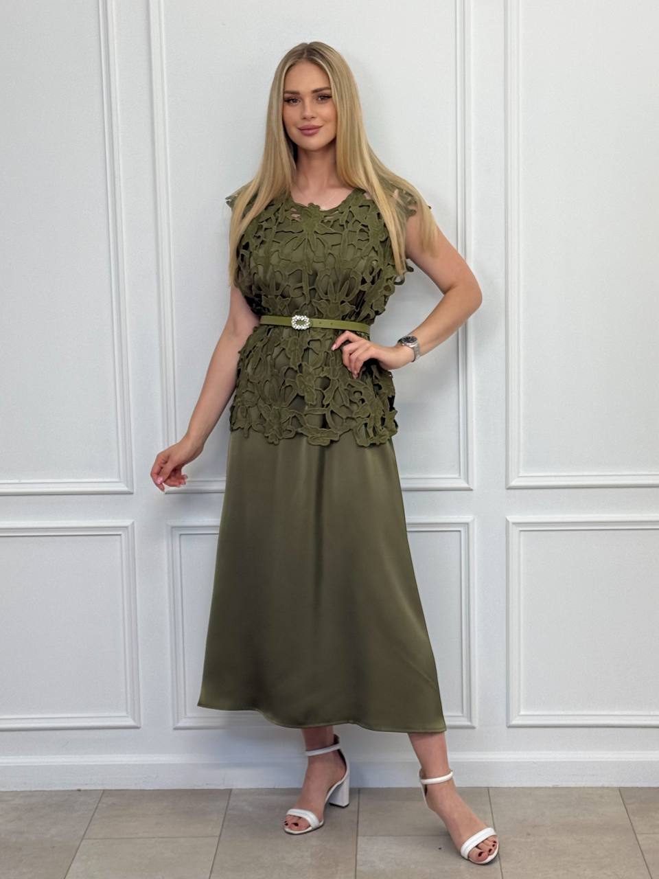 Vestido Midi Elegance con Encaje Floral.