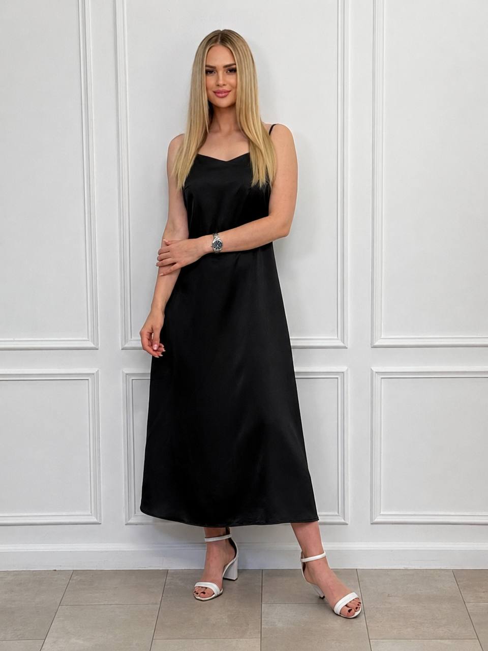 Vestido Midi Elegance con Encaje Floral.