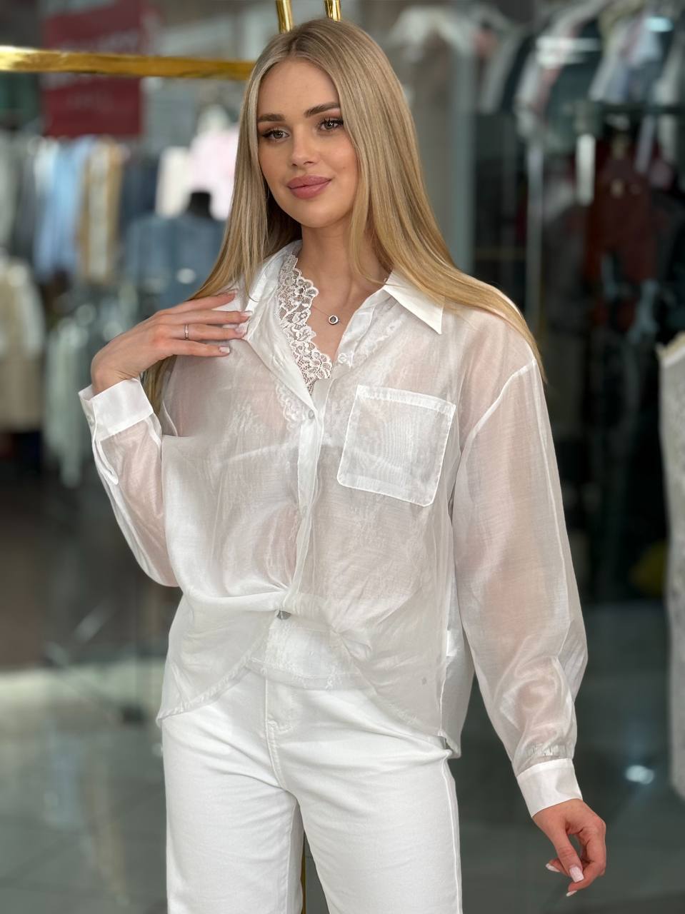 Blusa doble transparente fruncida.