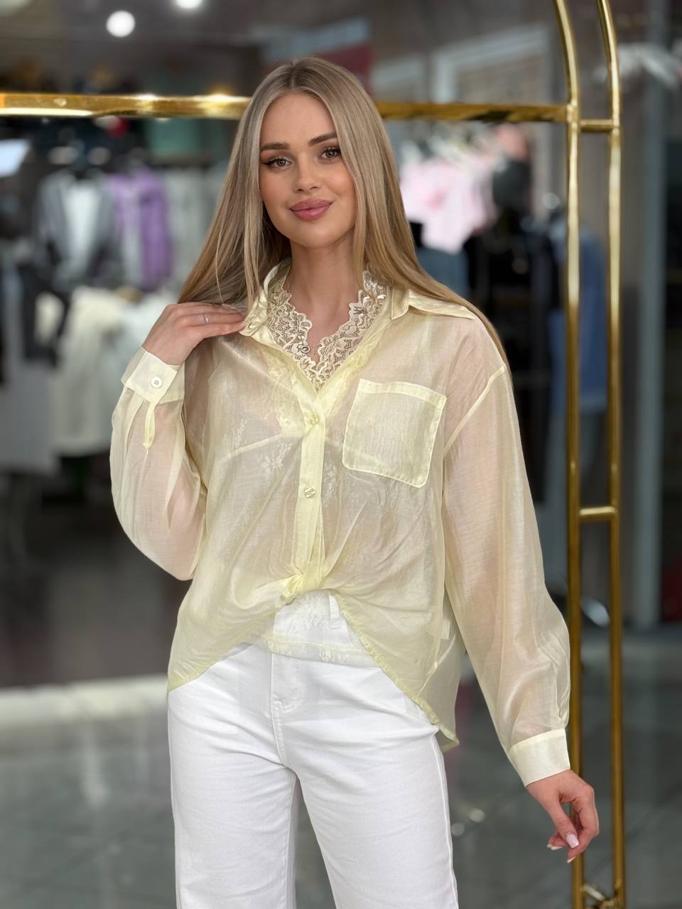 Blusa doble transparente fruncida.