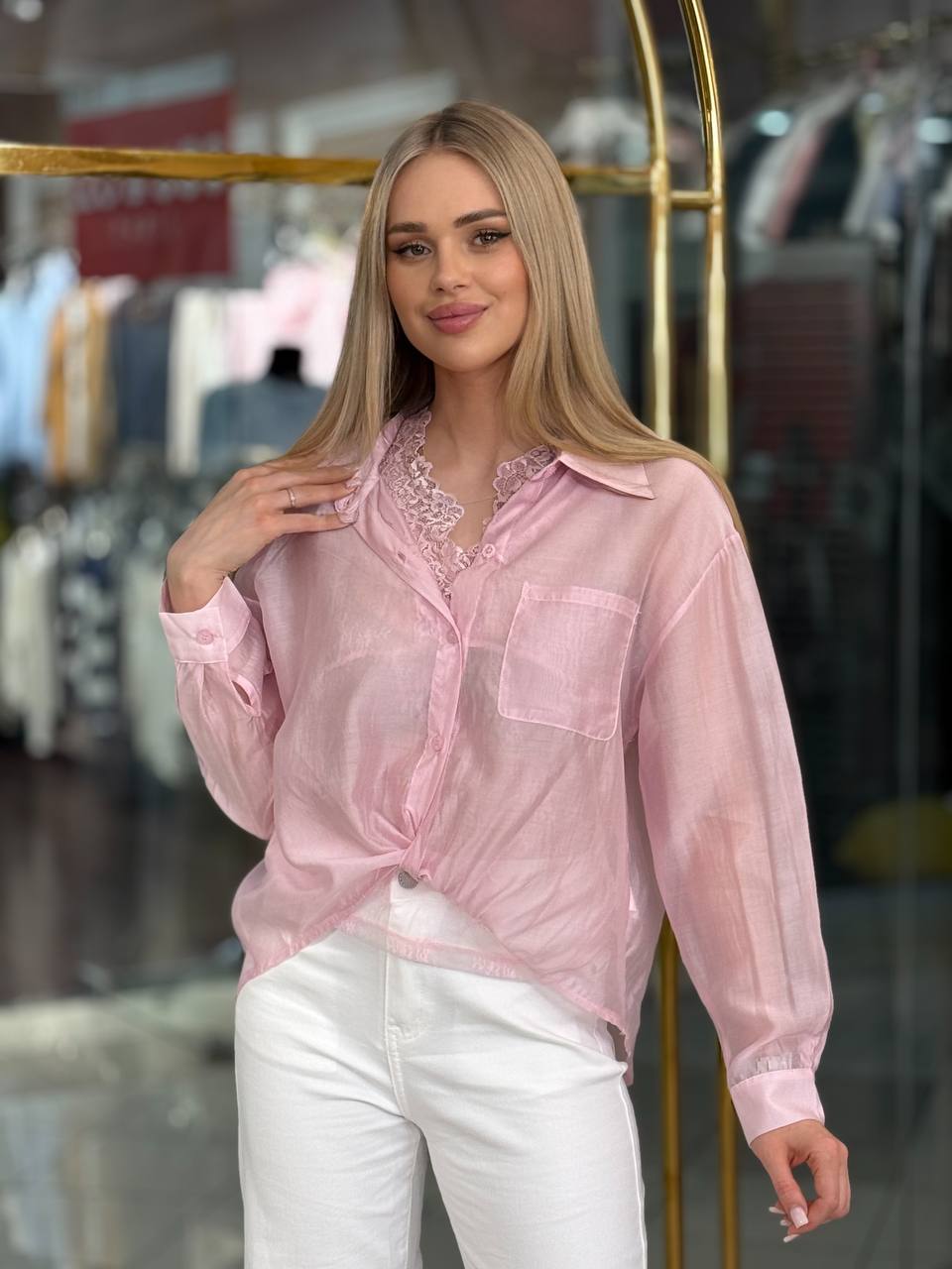 Blusa doble transparente fruncida.