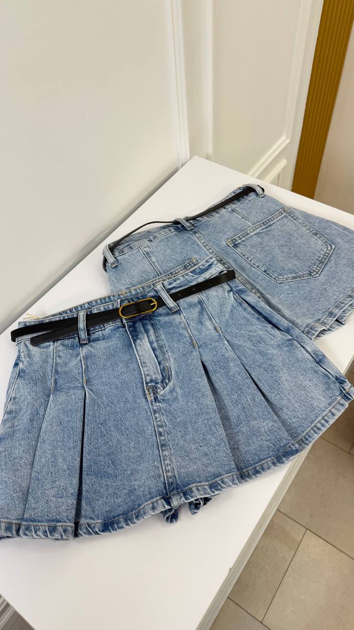 Falda pantalón con cinturón.