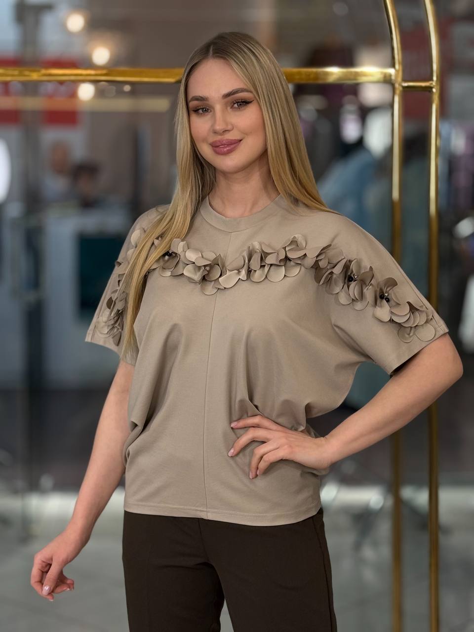 Camiseta con manga tipo pétalo.