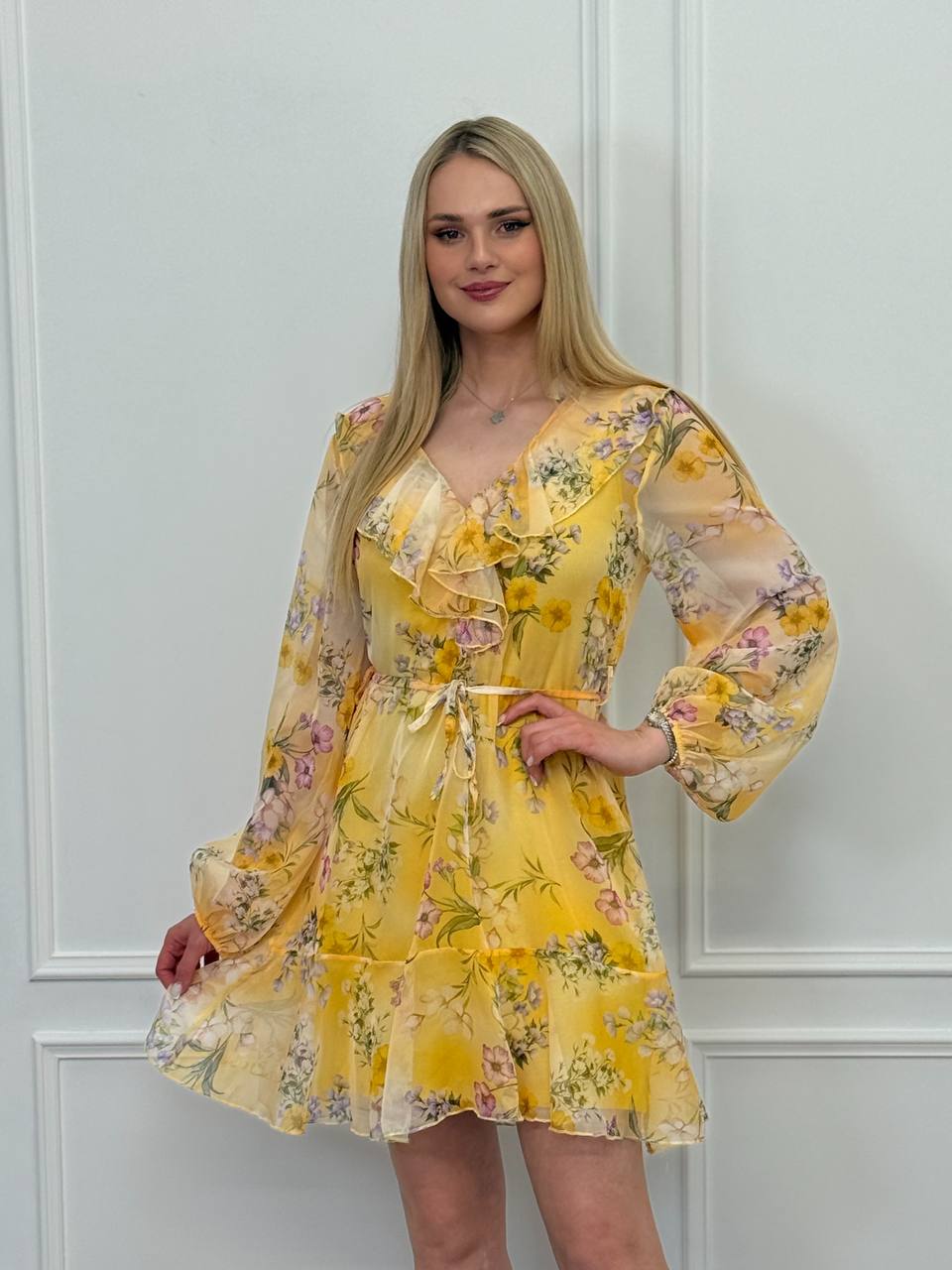 Vestido con volantes y transparencias.