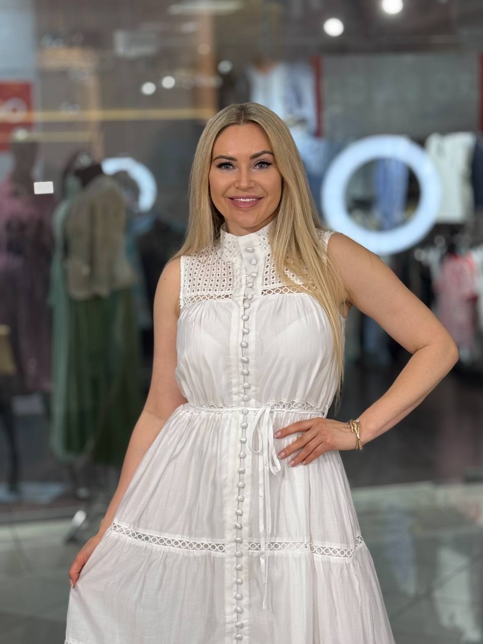 Vestido elegante con detalle perforado.