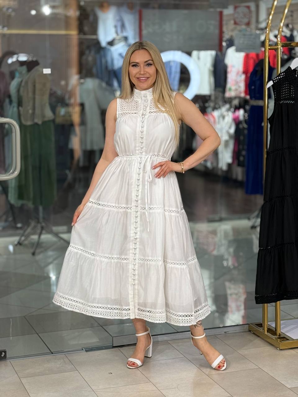 Vestido elegante con detalle perforado.