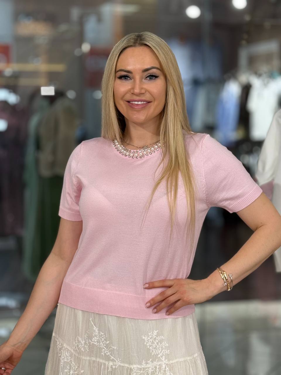 Camiseta cuello alto con perlas.