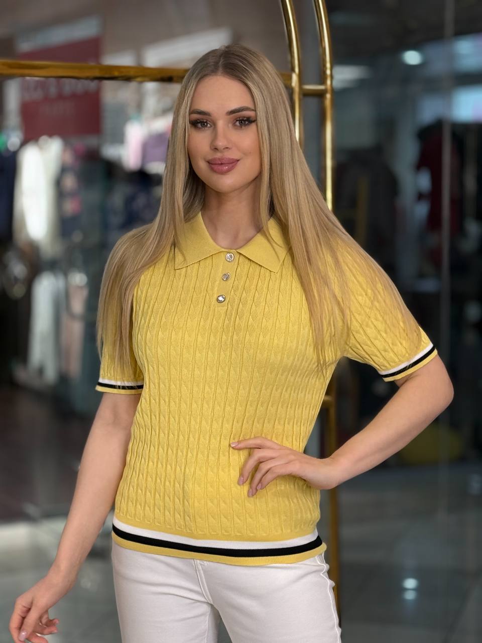 Polo con ribete de color