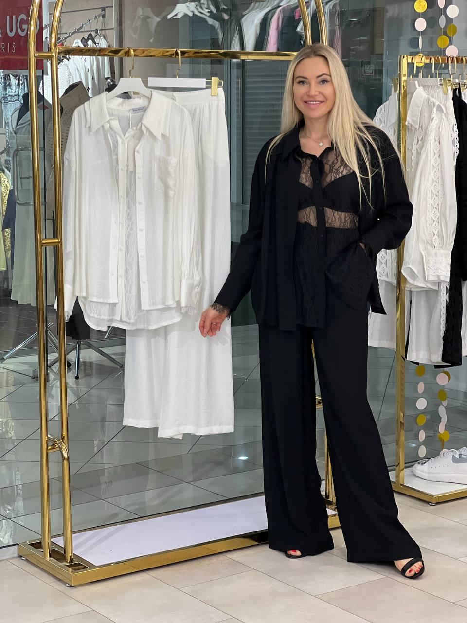 Traje con camisa de encaje