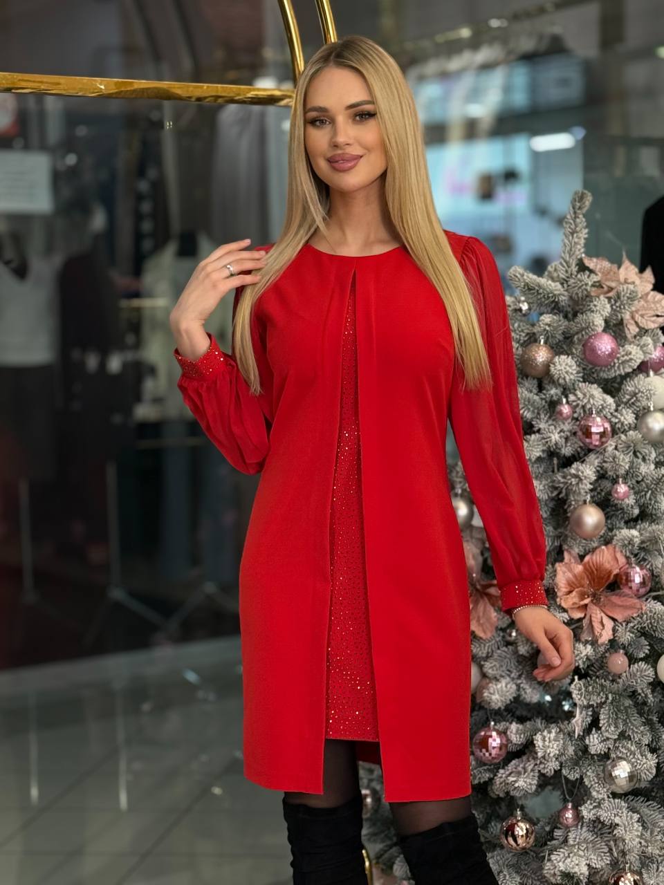 Vestido con abertura central y pedrería brillante