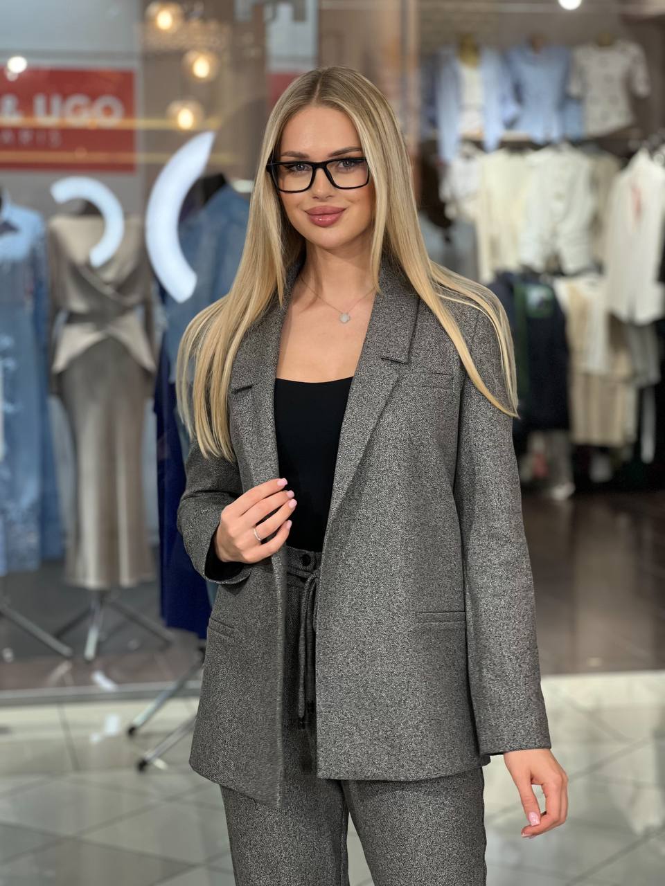 Traje clásico con bolsillos decorativos