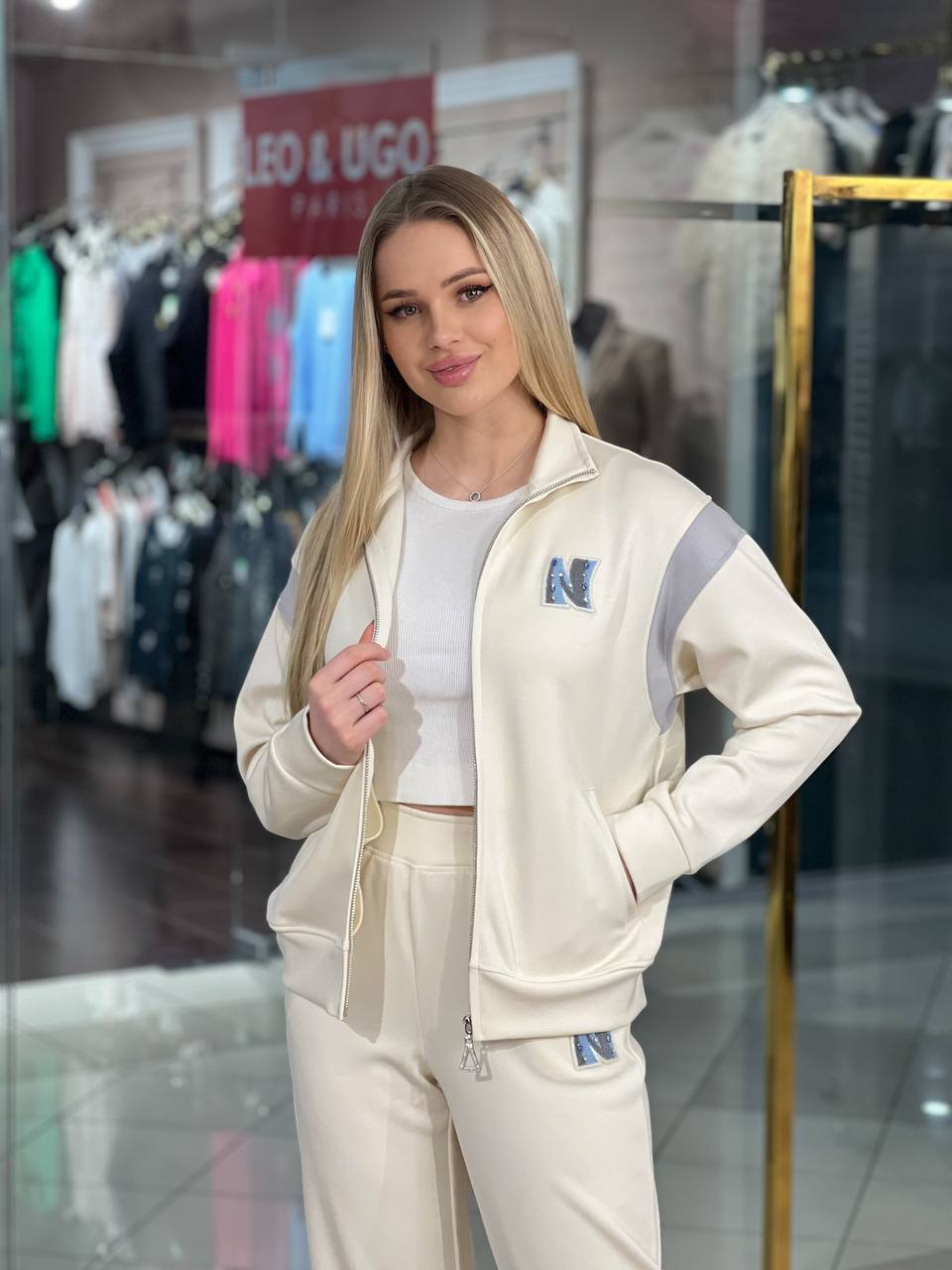 Traje con el logotipo «N»