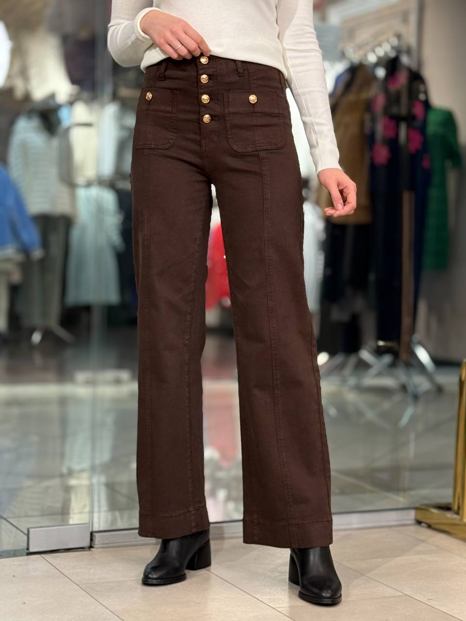 High-waisted jeans with gold buttons