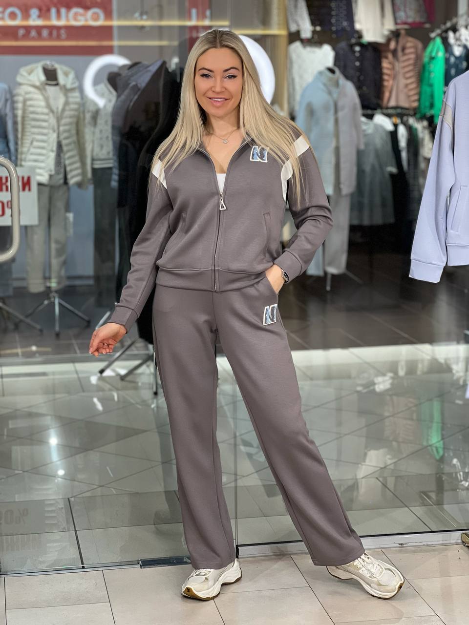 Traje con el logotipo «N»