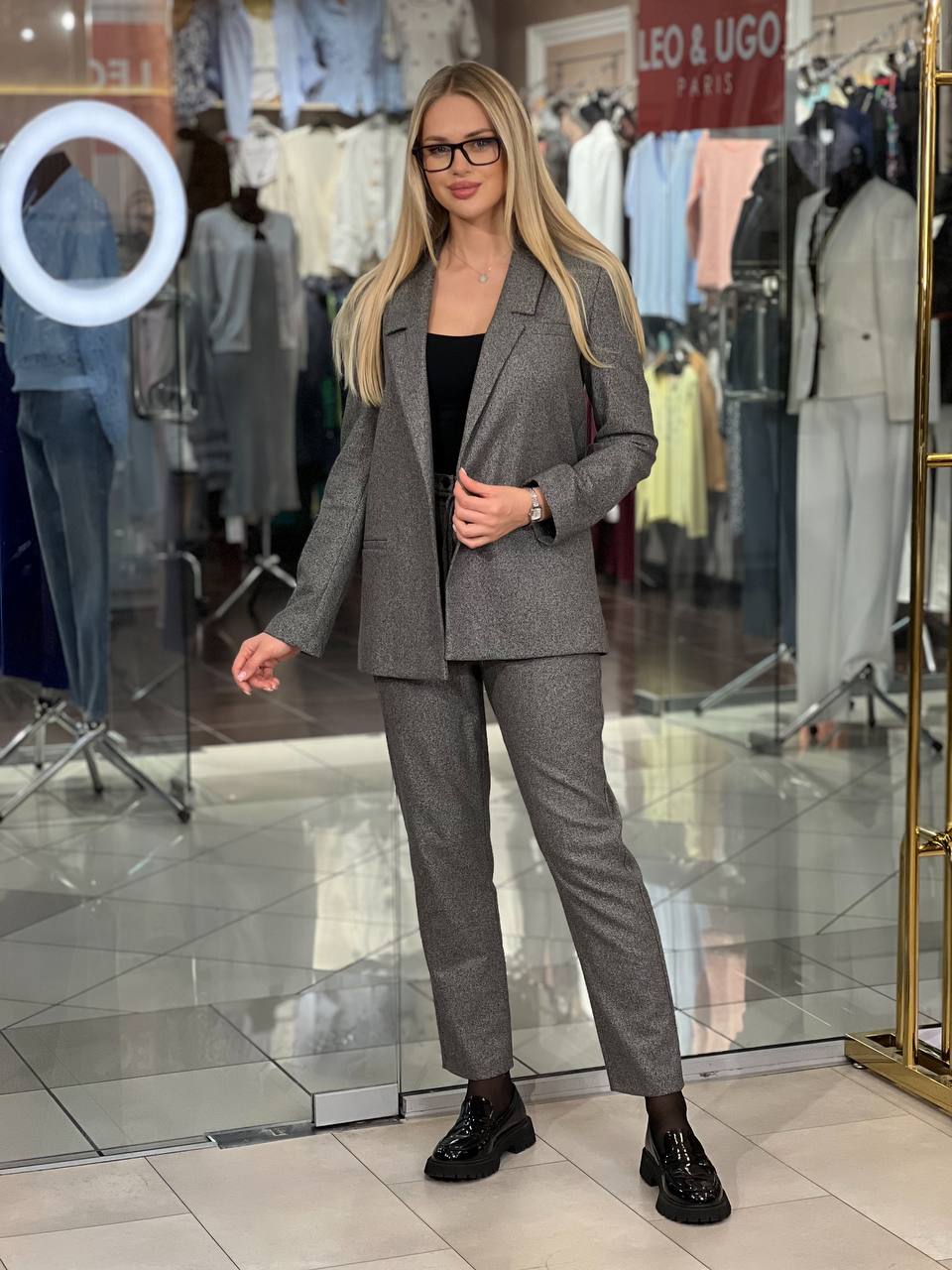 Traje clásico con bolsillos decorativos