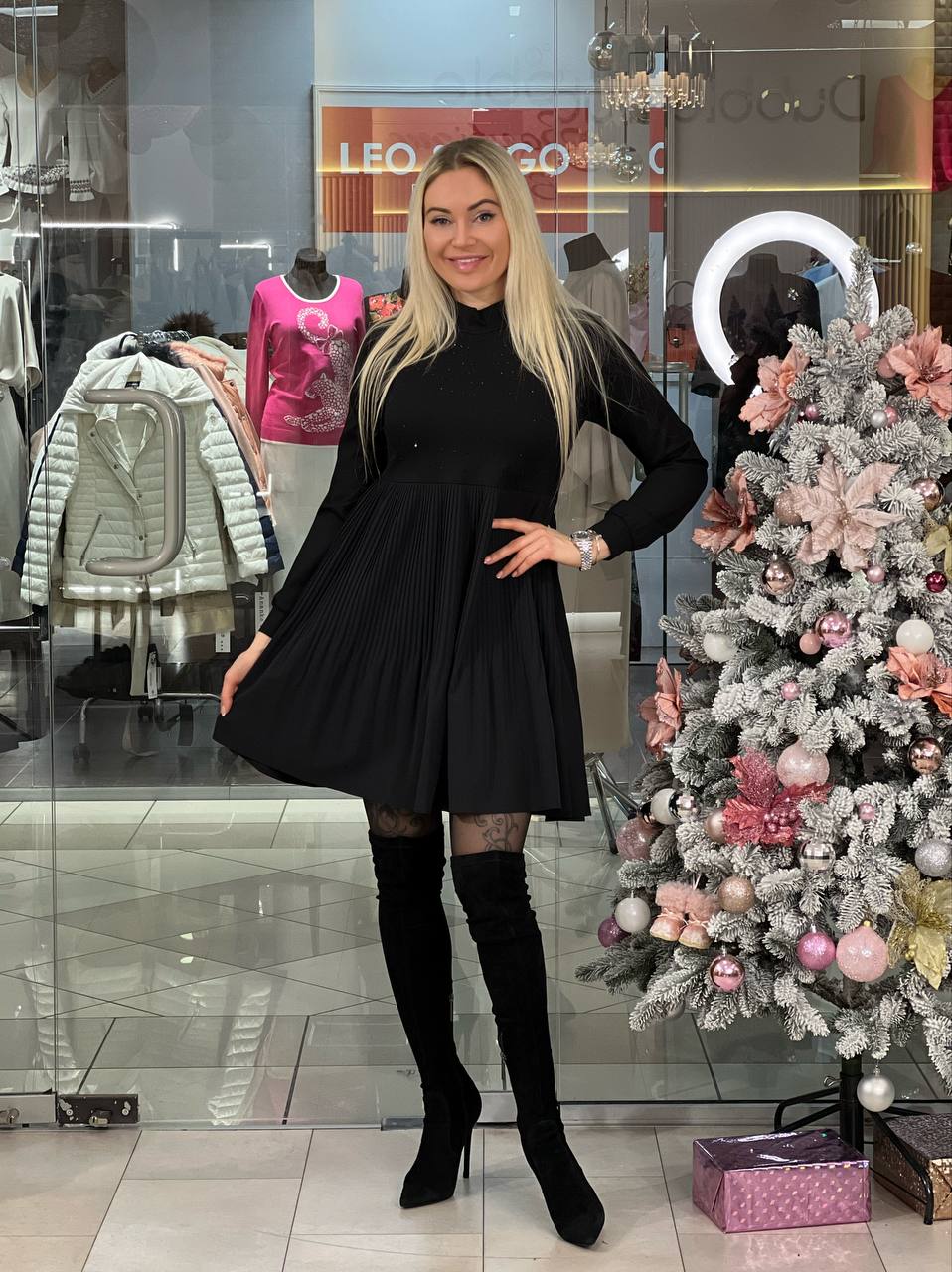 Vestido con piedras y pliegues