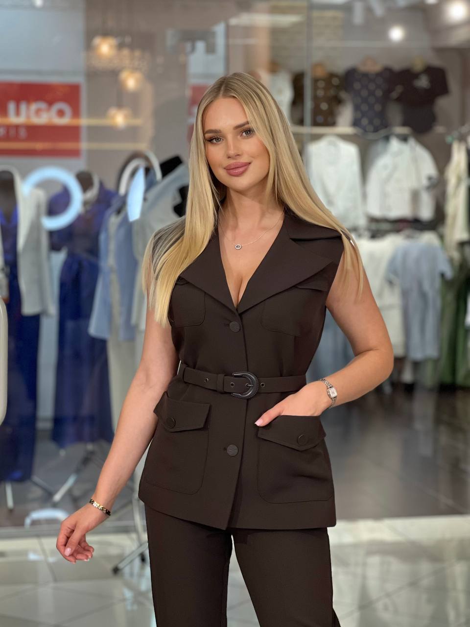 Traje con chaleco y cuatro bolsillos