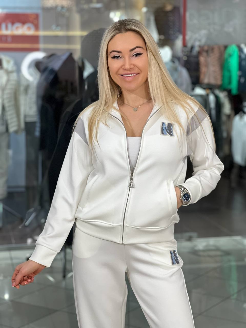 Traje con el logotipo «N»