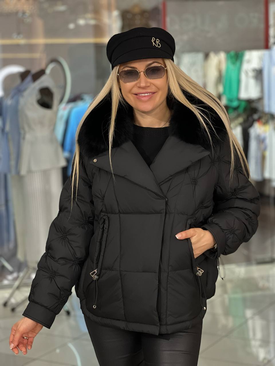 Chaqueta cálida con cuello de piel mullida