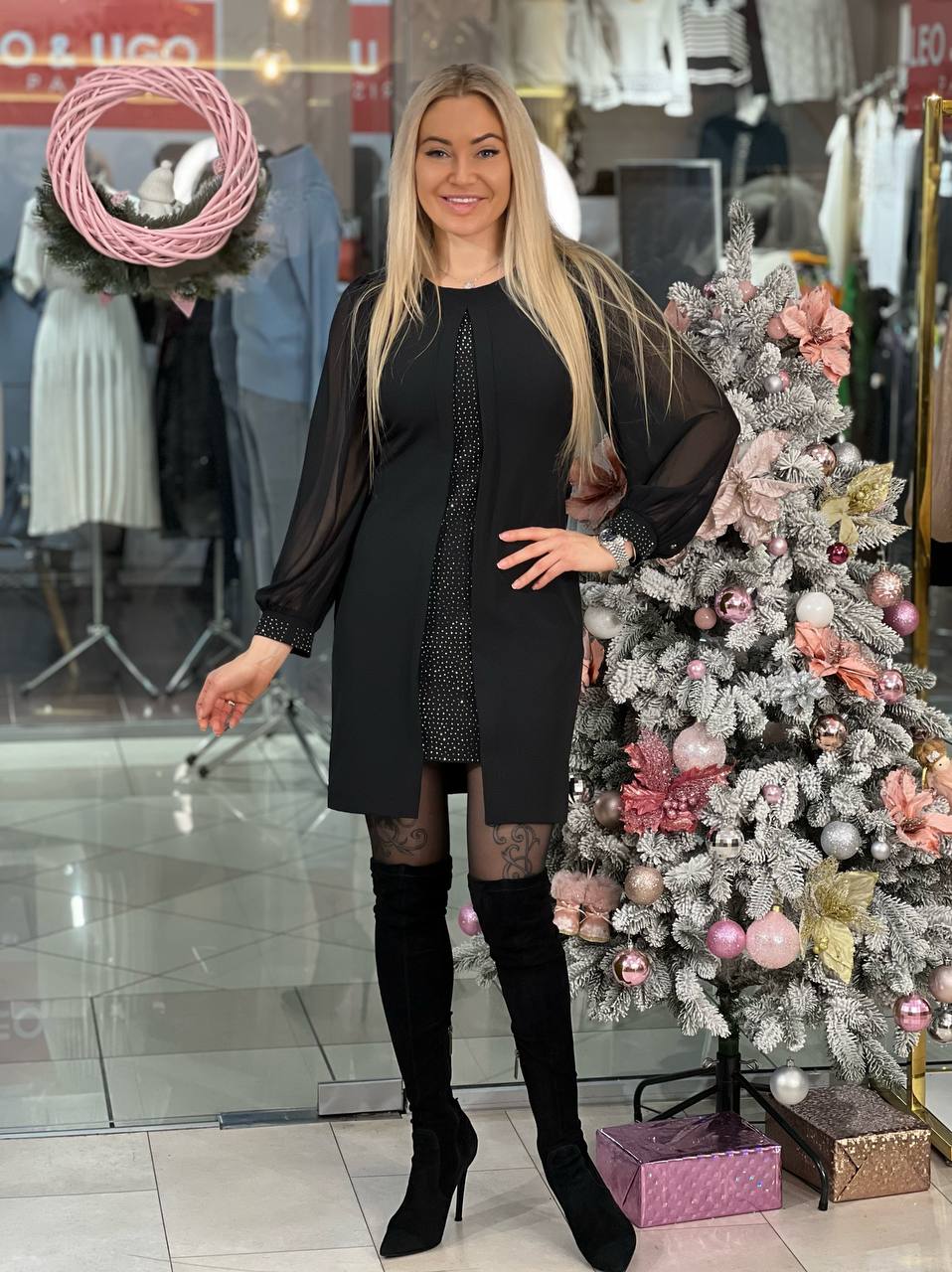 Vestido con abertura central y pedrería brillante