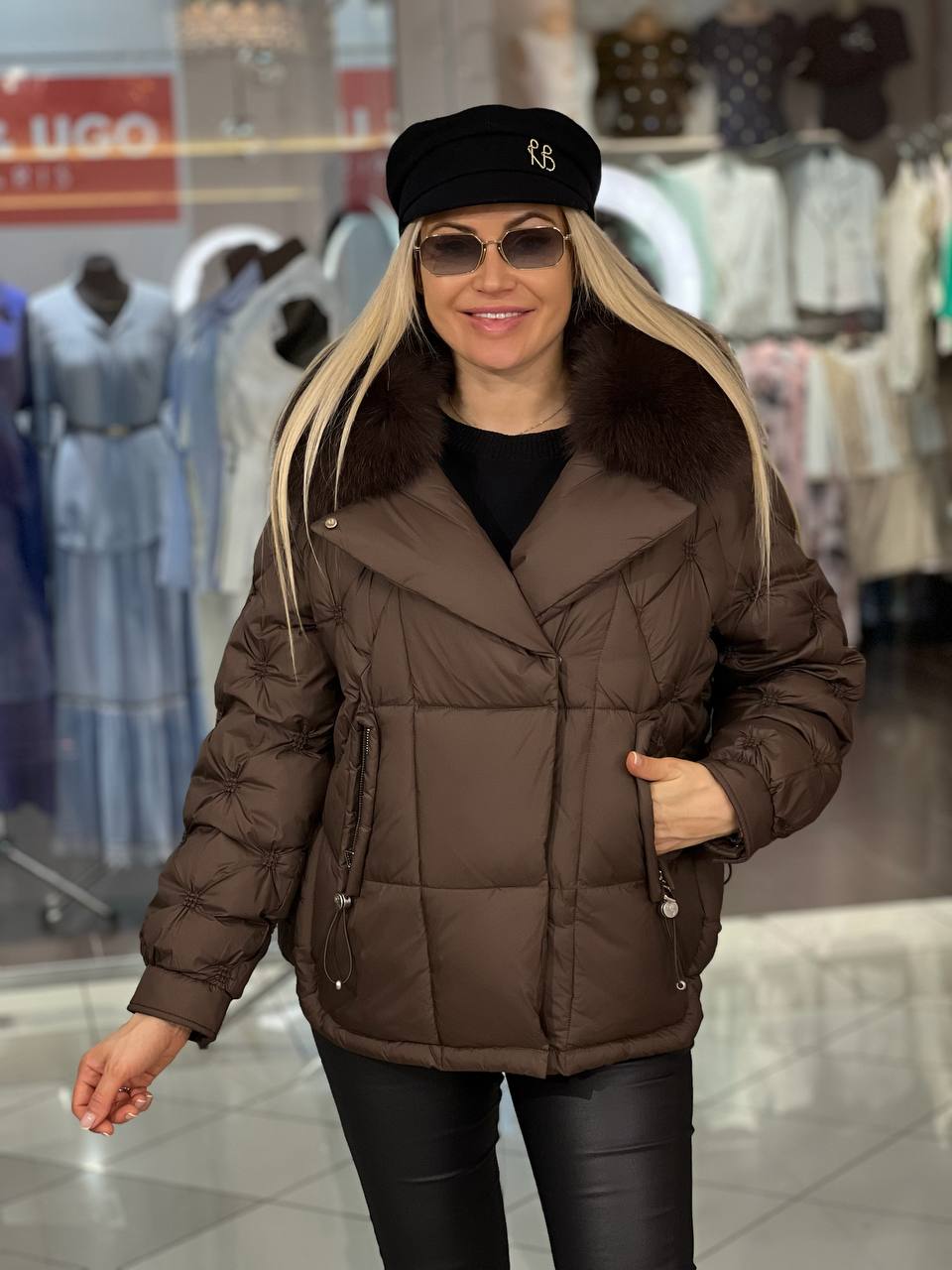 Chaqueta cálida con cuello de piel mullida