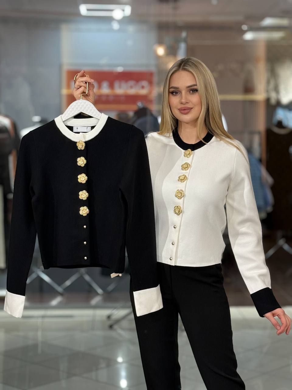 Cárdigan con botones de rosa