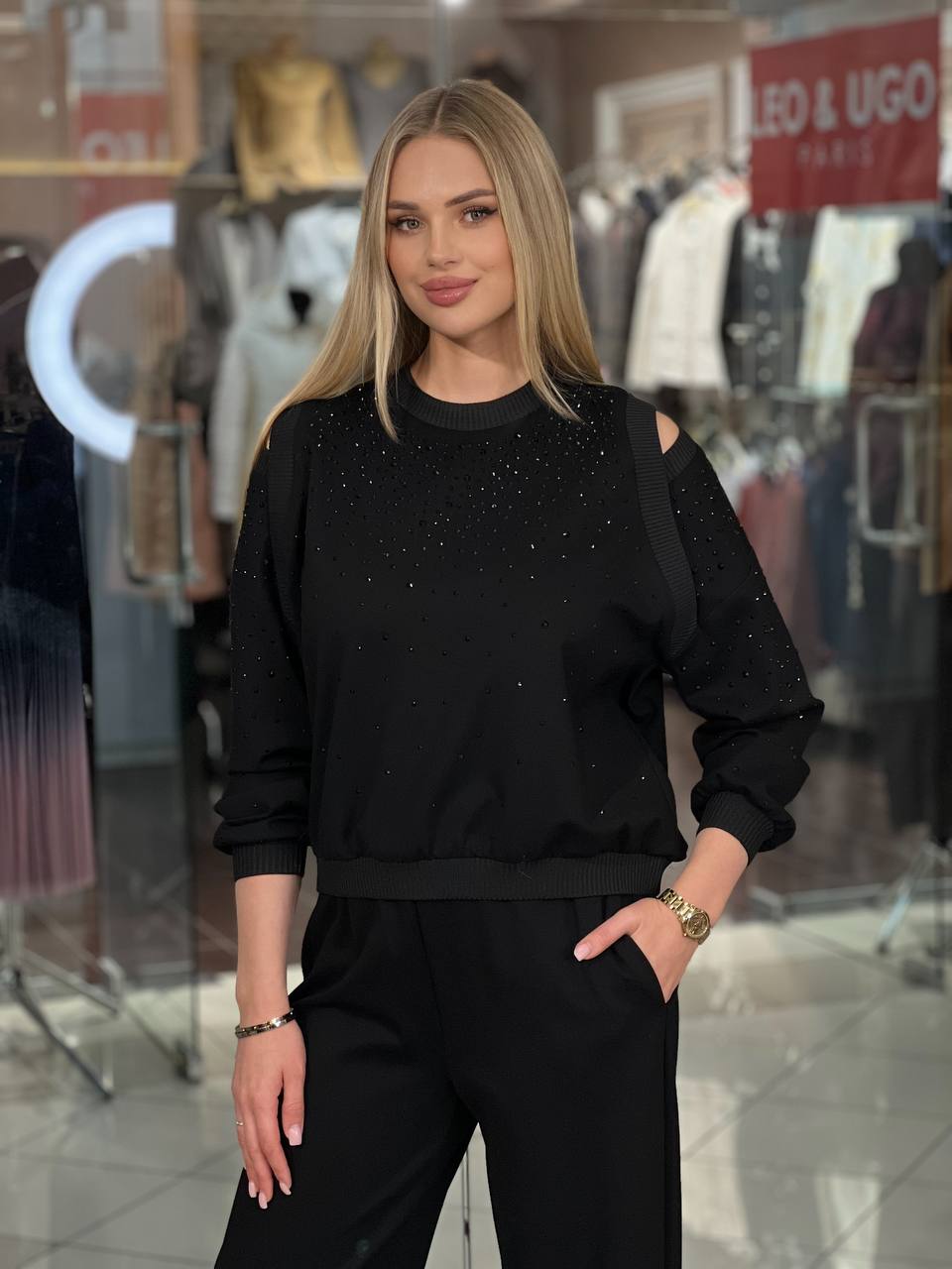 Traje clásico con decoración exquisita