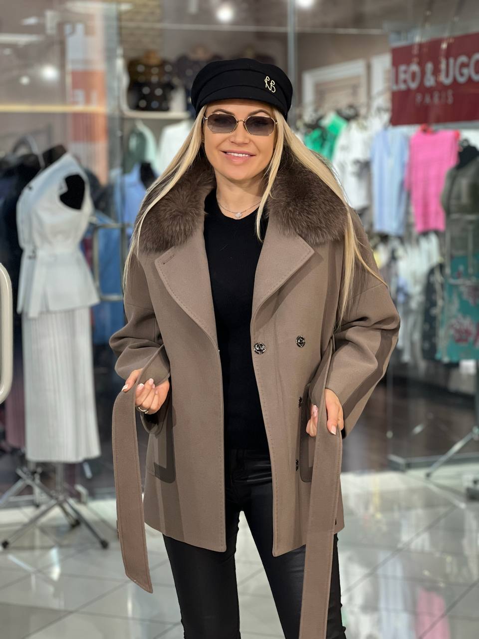 Abrigo con inserciones de piel y cuero