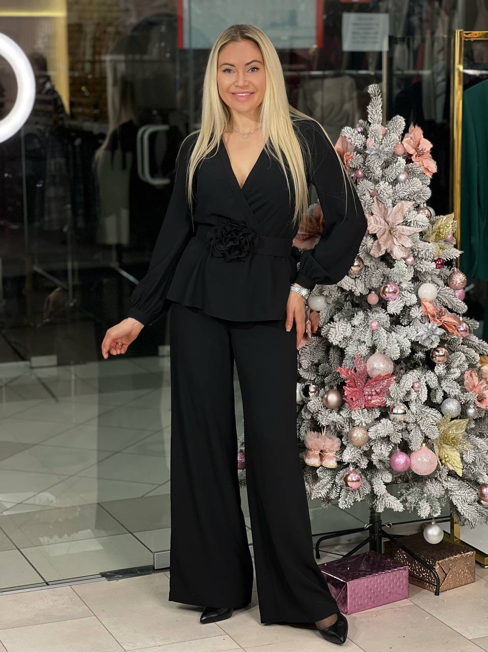 Traje con cinturón de flores