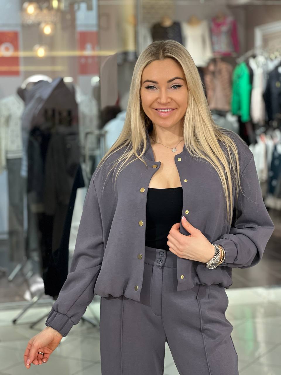 Traje con botones dorados