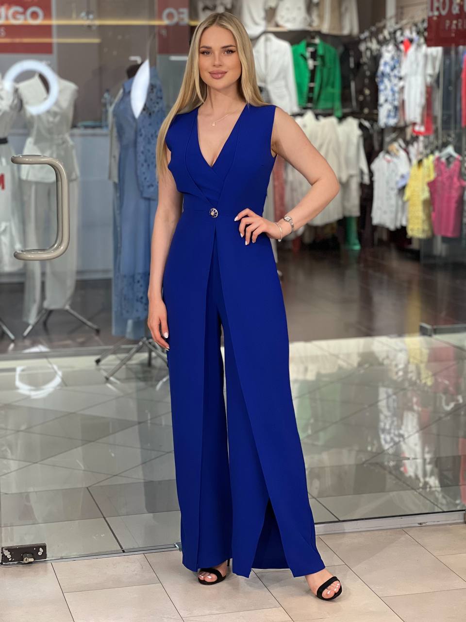 Traje con botón dorado