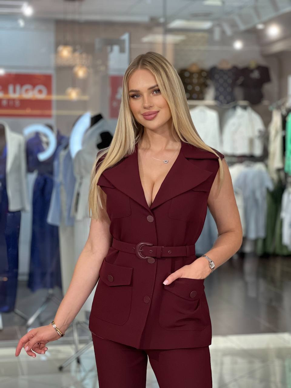 Traje con chaleco y cuatro bolsillos