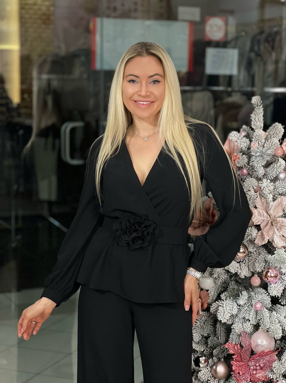 Traje con cinturón de flores