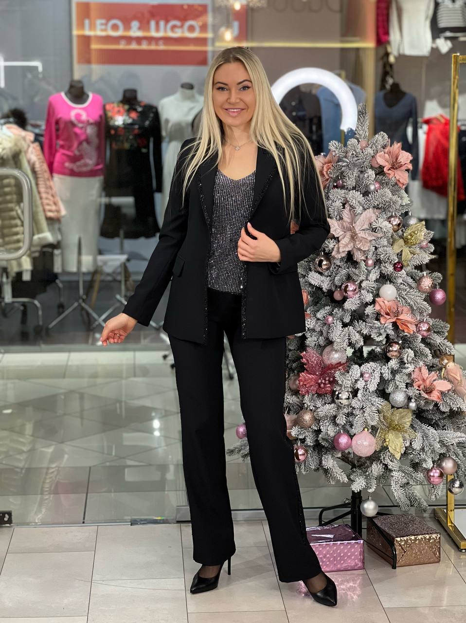 Traje con ribete de cuentas