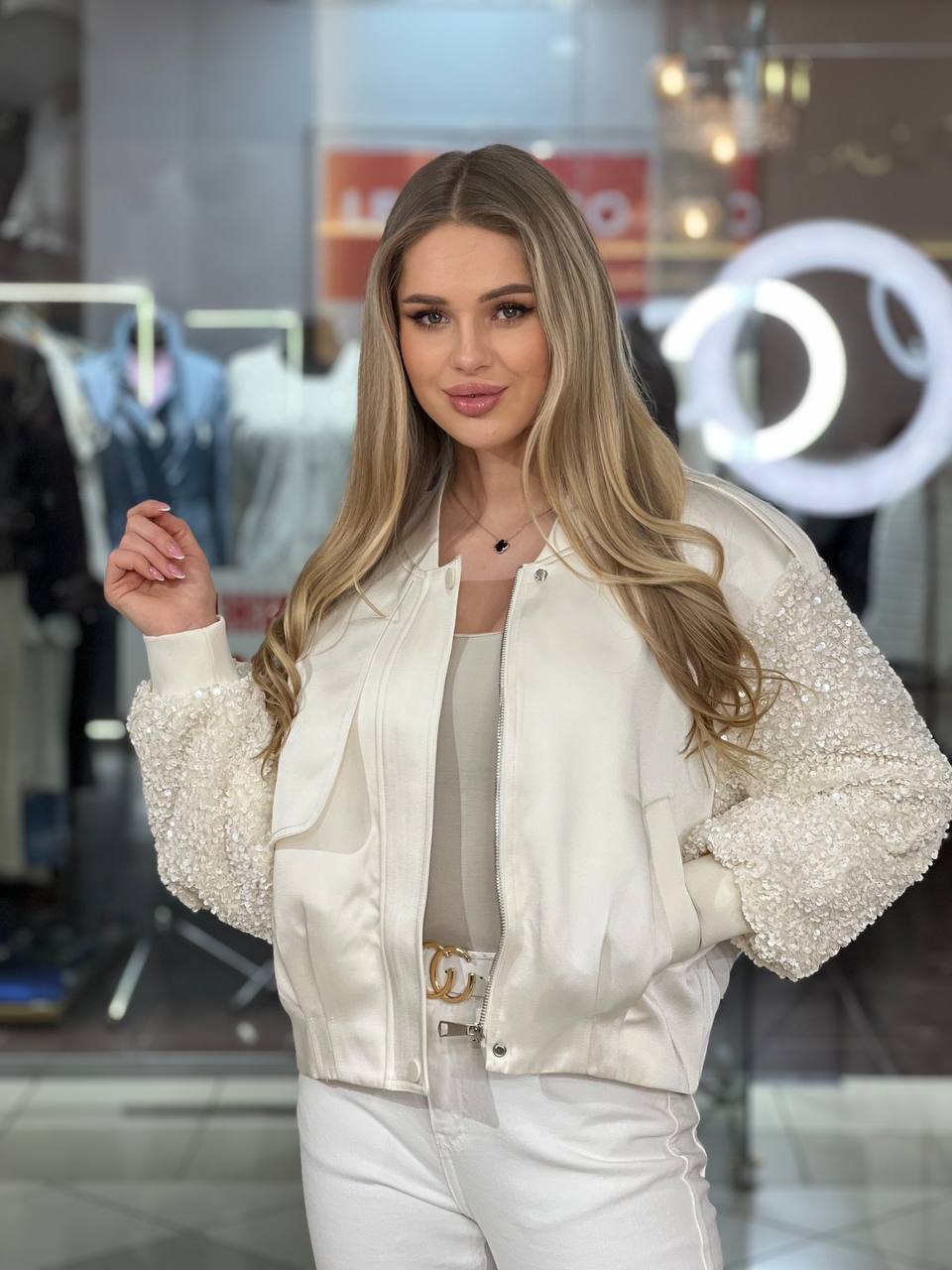 Chaqueta bomber con mangas de lentejuelas