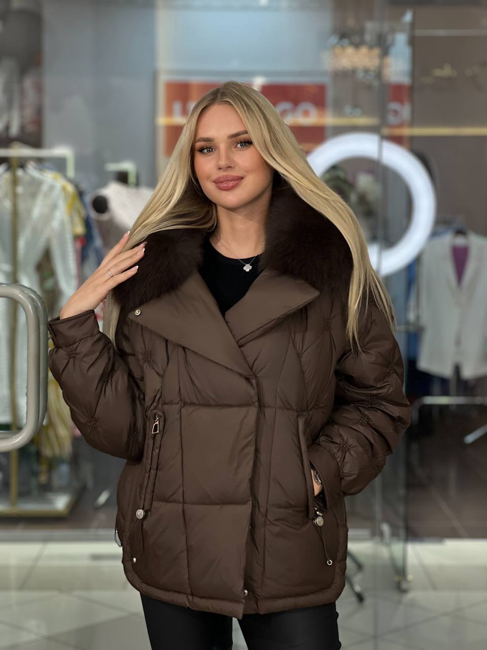 Chaqueta cálida con cuello de piel mullida