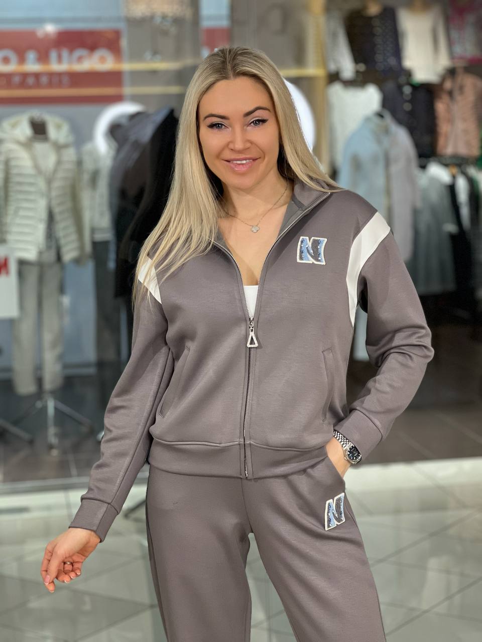 Traje con el logotipo «N»