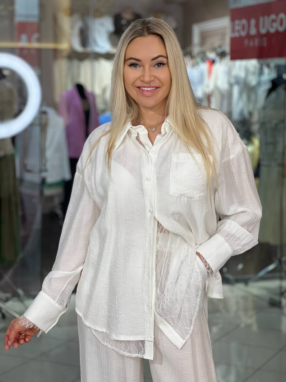 Traje con camisa de encaje