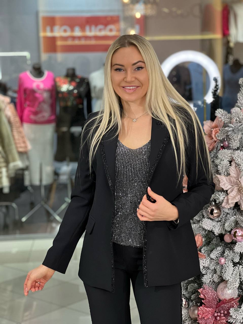 Traje con ribete de cuentas