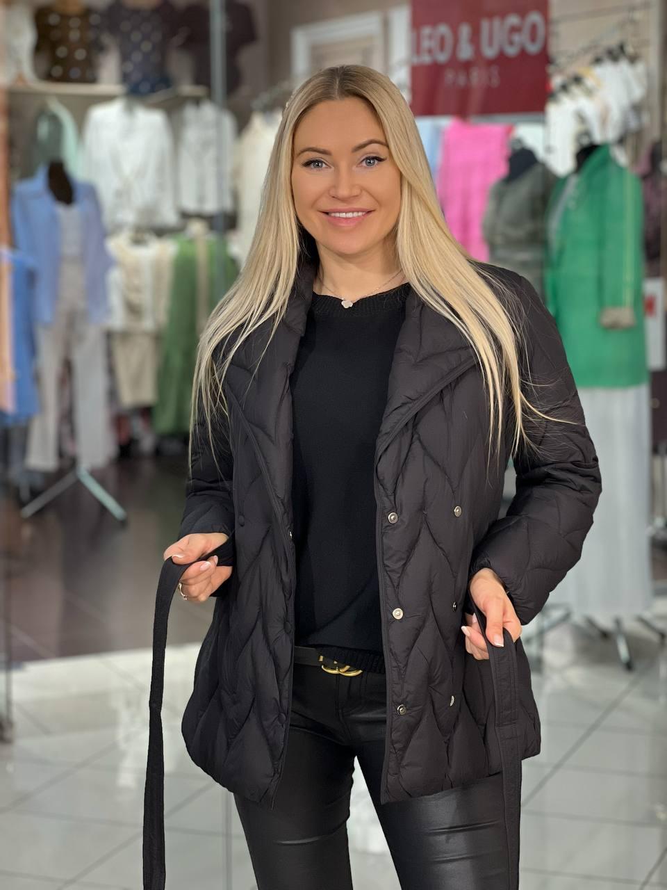 Abrigo demi con cuello inglés y cinturón